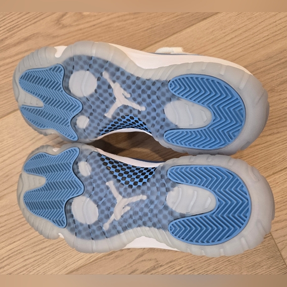 Jordan 11 Low - UNC - Picture 7 of 9